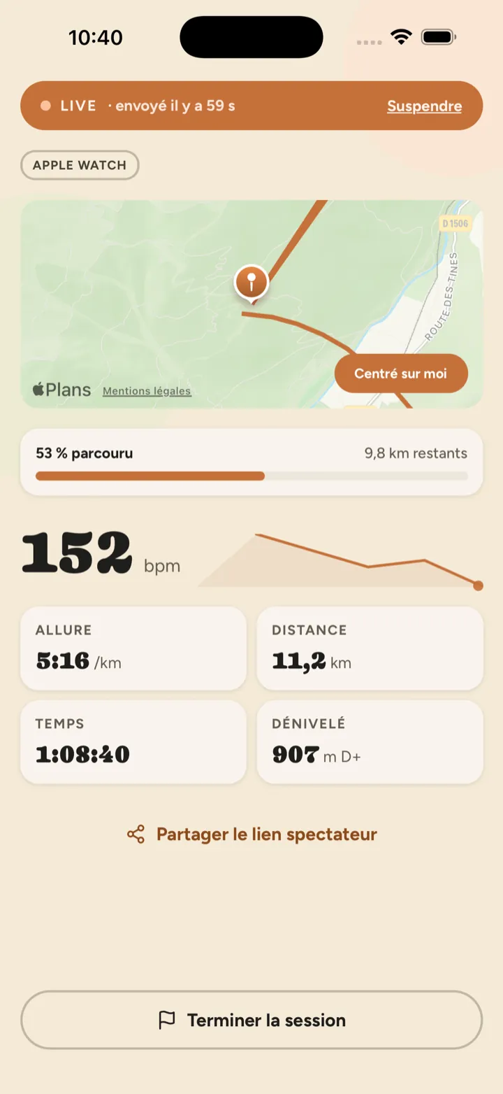 L'écran de course de Mapulse sur iPhone : bandeau LIVE, carte avec la position du coureur, 53 % du parcours effectué, 152 bpm, allure 5:16 par km, 11,2 km, 1 h 08 de course, 907 m de dénivelé positif