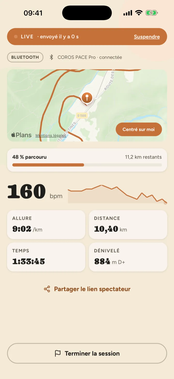 L'écran de course de Mapulse sur iPhone&nbsp;: bandeau LIVE, montre COROS PACE Pro connectée en Bluetooth, carte avec le parcours et la position du coureur, 48 % parcouru, 11,2 km restants, 160 bpm, allure 9:02 par km, 10,4 km, 1 h 33 de course, 884 m de dénivelé positif